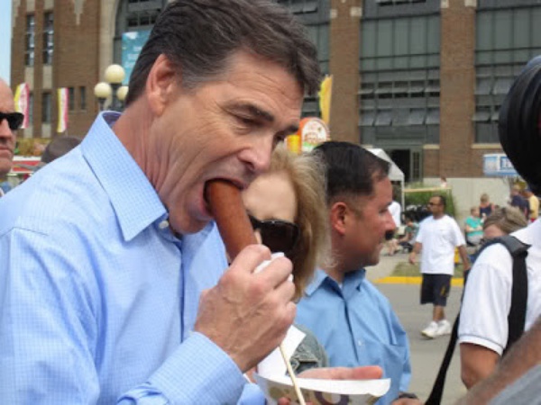 Rick-Perry-with-corn-dog-at-Iowa-State-F